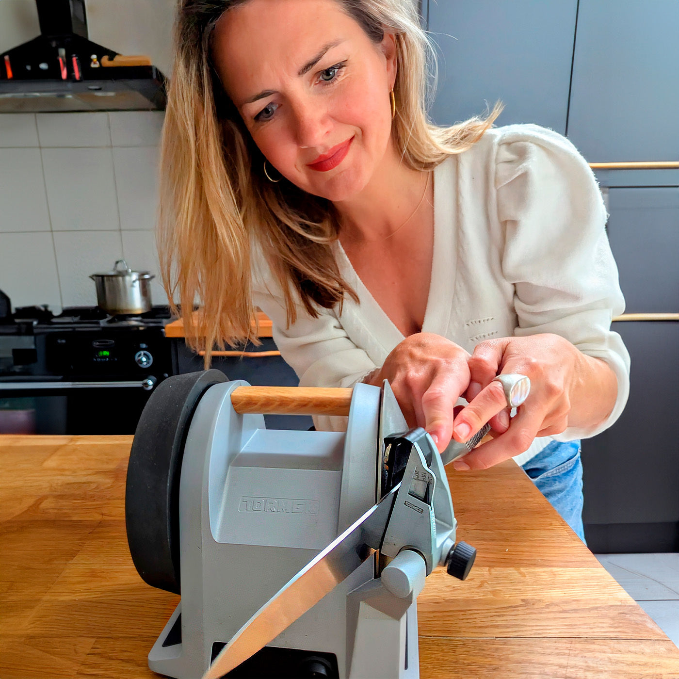 Jenny from the saltychilli using the Tormek T-1