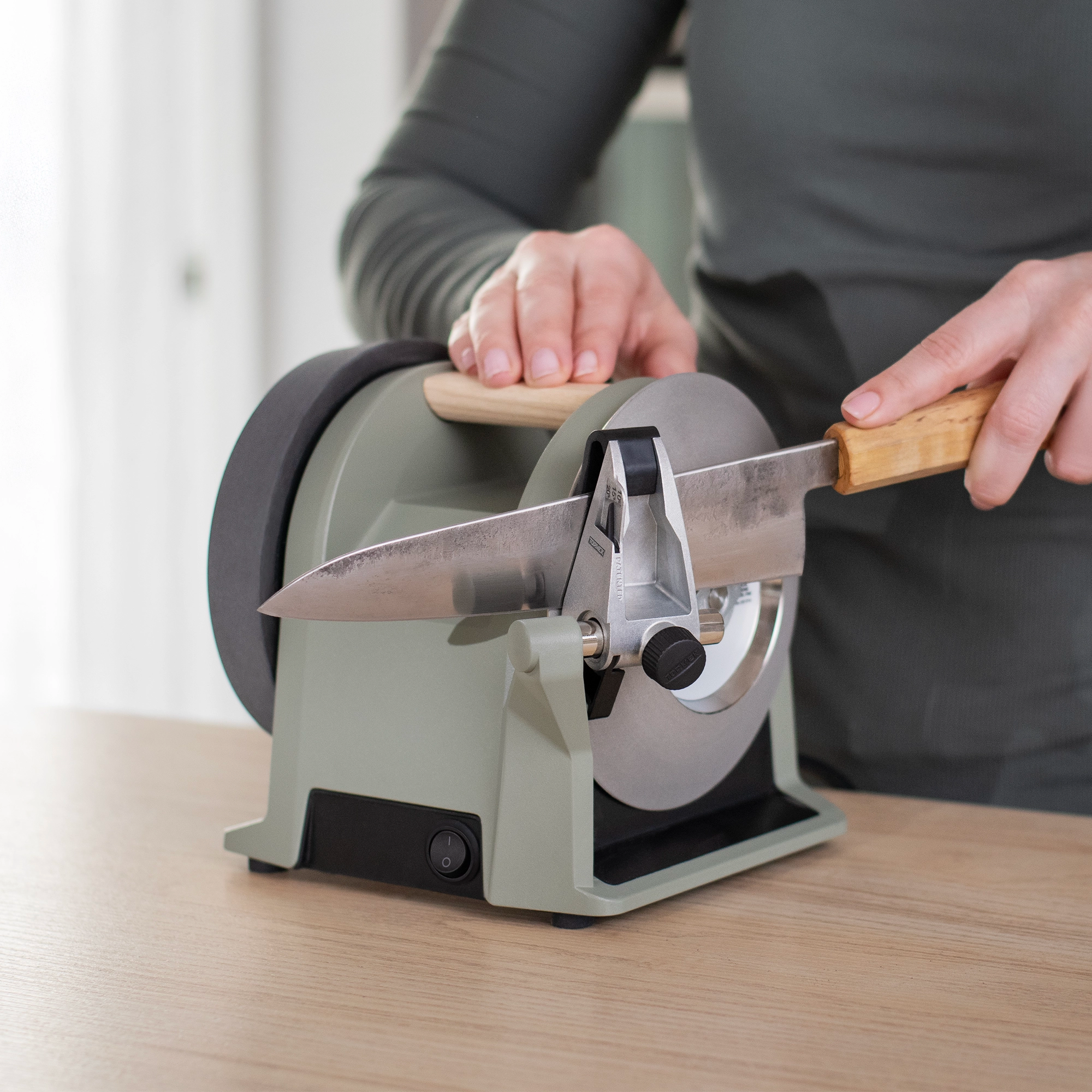 Tormek T-1 in Ash Green in use with a knife by Fredrik Spåre