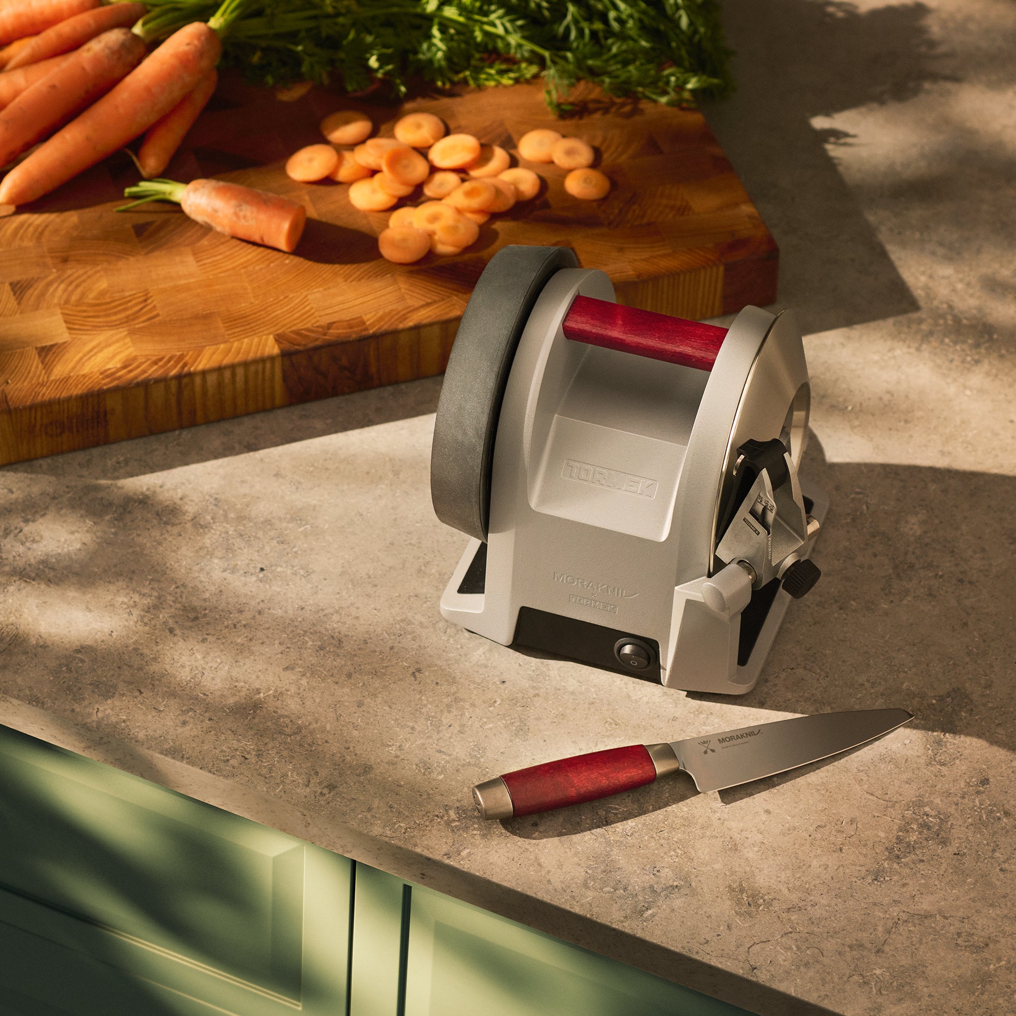 Tormek T-1 Morakniv 1891 in a green kitchen with carrots cut in fine slices and Morakniv Utility Knife Classic 1891